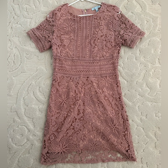 Pink lace dress - Picture 2 of 2